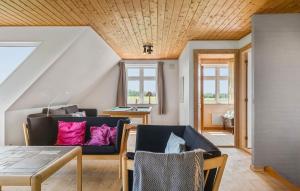 Posezení v ubytování Stunning Home In Nykøbing M With Sauna