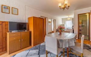 Η κουζίνα ή μικρή κουζίνα στο Two Bedroom Cozy Apartment In Liznjan +14 φωτογραφίες