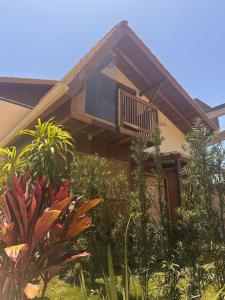 Cabana Com Hidro Na Natureza Em Mariscal 01 في بومبينهاس: منزل مع شرفة فوقه