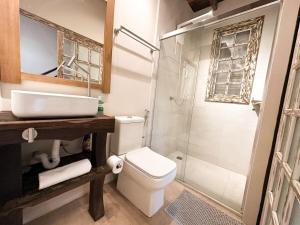 Cabana Com Hidro Na Natureza Em Mariscal 01 في بومبينهاس: حمام مع مرحاض ومغسلة ودش +10 صور