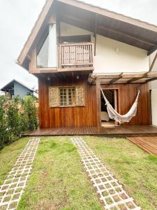 Cabana Com Hidro Na Natureza Em Mariscal 01 في بومبينهاس: منزل أمامه أرجوحة