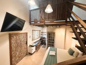 Cabana Com Hidro Na Natureza Em Mariscal 01 في بومبينهاس: غرفة معيشة مع دور علوي مع تلفزيون وأريكة