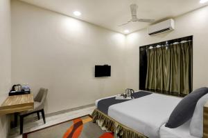 Μια τηλεόραση ή/και κέντρο ψυχαγωγίας στο Super Townhouse OAK Shubhham Regency +48 φωτογραφίες