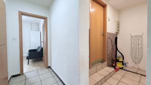 una stanza con corridoio con porta e una stanza con sedia di Apartments Neumünster für Firmen & Monteure a Neumünster Altre 33 foto