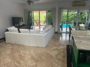 Televisyen dan/atau pusat hiburan di Hidden Villa Oasis Private Pool 2km to BeachMall