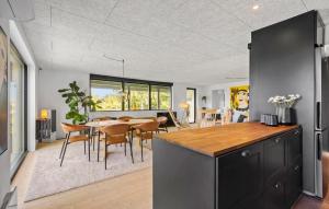 Nhà bếp/bếp nhỏ tại Two Bedroom Nice Home In Vejby +17 ảnh