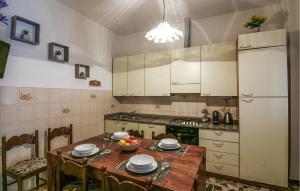 Dapur atau dapur kecil di Awesome Home In Bargana With Wifi