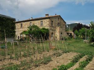 an old stone house in the middle of a field at Agriturismo San Domenico-Il Roseto in Radicondoli