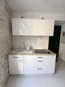 Köök või kööginurk majutusasutuses Studio Appartment & Rooms Old Town +37 fotot