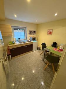 a kitchen with a sink and a table at Idyllische und ruhig gelegene 1ZKB Wohnung in Ludwigshafen am Rhein in Ludwigshafen am Rhein +4 photos