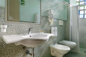 丽都玛里尼Residence Salù Lido Marini的带水槽和马桶的浴室 更多22张照片