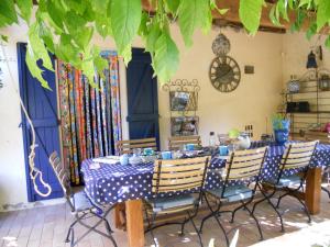 ロルグにあるBastide La Folle du Logisの青白水玉布付テーブル