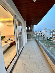Ένα ή περισσότερα κρεβάτια σε δωμάτιο στο Moksha A luxury 2BHK with Ganga view +20 φωτογραφίες