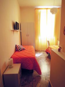 サレルノにあるSole e Mareのベッドルーム1室(赤いベッド1台、窓付)