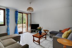 Μια τηλεόραση ή/και κέντρο ψυχαγωγίας στο Domme Villa 6 beds 8p secluded woodland with pool