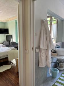 a room with a bathroom with a bed and a mirror at RL - Boutique Suites & Apartments in Bienno