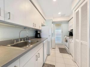 Kuchyň nebo kuchyňský kout v ubytování Beachside Condo with Pool and Ocean Views