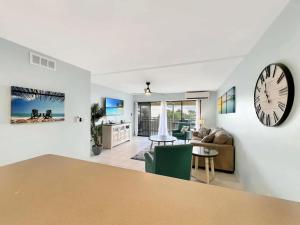 TV a/nebo společenská místnost v ubytování Beachside Condo with Pool and Ocean Views + 15 fotografií