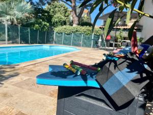 Bazén v ubytování Le colibri bleu nebo v jeho okolí