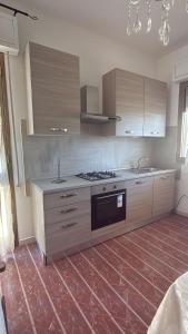 Il comprend une cuisine équipée d'un évier et d'une cuisinière. dans l'établissement Villa Respiro Azzurro, à Porto Cesareo 24 autres photos