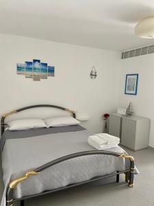 Ένα ή περισσότερα κρεβάτια σε δωμάτιο στο Milo's HOME