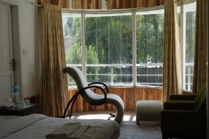 スカルドゥにあるHotel Reegoのベッドと大きな窓のある寝室 +61枚の写真