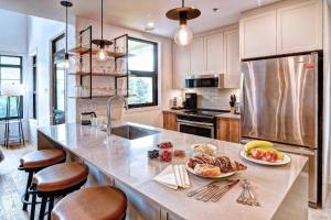 Kuchyň nebo kuchyňský kout v ubytování TREMBLANT-LES-EAUX 211-5 TLE E - Mont-Tremblant