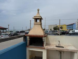 a sink on top of a building with a parking lot at Casa da Praia in Praia da Vieira