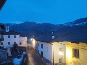 - Vistas a una calle de la ciudad por la noche en Antica Casa Montengian, en Pergine Valsugana