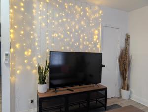 TV a/nebo společenská místnost v ubytování Espace Cozy - 2 bed
