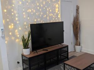 TV a/nebo společenská místnost v ubytování Espace Cozy - 2 bed