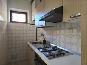 Η κουζίνα ή μικρή κουζίνα στο Marsi Apartment - Appartamento vicino al mare e all'Istituto Santo Stefano +14 φωτογραφίες