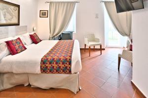 Postel nebo postele na pokoji v ubytování Il Saracino boutique suites