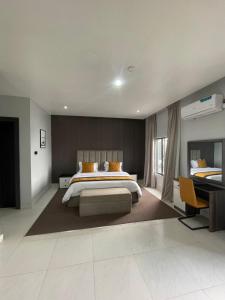 Rúm í herbergi á Alluvia Residences