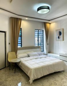 Ένα ή περισσότερα κρεβάτια σε δωμάτιο στο Care And Essential Apartment