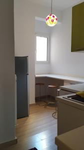 Η κουζίνα ή μικρή κουζίνα στο Doxia's apartment 2 min from Panormou metro, Panormou, Athens