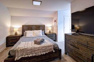 Postel nebo postele na pokoji v ubytování TREMBLANT-LES-EAUX 211-5 TLE E - Mont-Tremblant + 38 fotografií