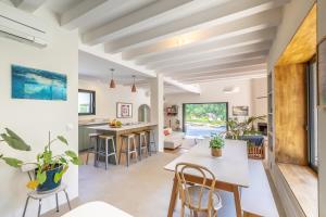 a kitchen and living room with a table and chairs at Villa Moréa - Villa Bidart 8 personnes in Bidart