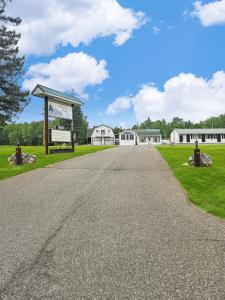 una strada vuota di fronte a un edificio bianco di Katahdin Valley Motel 