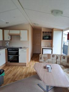 Dapur atau dapur kecil di Tranquil Lodge Retreat in Scunthorpe Countryside +4 gambar