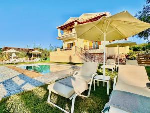 Bazén v ubytovaní Luxury Villa Makris with private heatable pool by DadoVillas alebo v jeho blízkosti