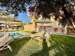 Bazén v ubytovaní Luxury Villa Makris with private heatable pool by DadoVillas alebo v jeho blízkosti