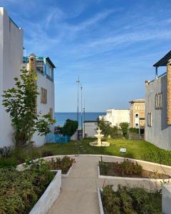 a view of a building with a fountain in a yard at Alcudia Smir Complex piedras del Mar in Fnidek