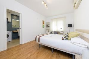 Biała sypialnia z dużym łóżkiem i kuchnią w obiekcie WintowinRentals House with Private Pool in Rincón w mieście Rincón de la Victoria +85 zdjęć