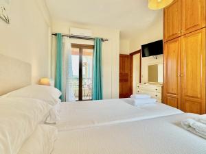 Posteľ alebo postele v izbe v ubytovaní Luxury Villa Makris with private heatable pool by DadoVillas