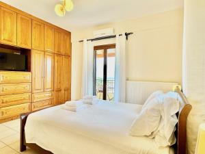Posteľ alebo postele v izbe v ubytovaní Luxury Villa Makris with private heatable pool by DadoVillas