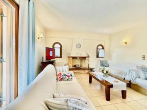 Posteľ alebo postele v izbe v ubytovaní Luxury Villa Makris with private heatable pool by DadoVillas