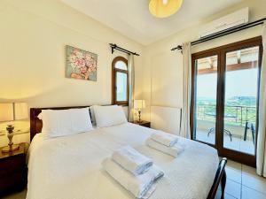 Posteľ alebo postele v izbe v ubytovaní Luxury Villa Makris with private heatable pool by DadoVillas
