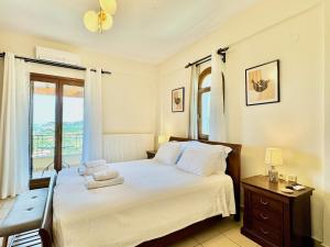 Posteľ alebo postele v izbe v ubytovaní Luxury Villa Makris with private heatable pool by DadoVillas
