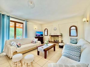 Posedenie v ubytovaní Luxury Villa Makris with private heatable pool by DadoVillas